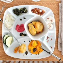 Fondueset 1 x Fonduetopf, 1 x Spritzschutz, 1 x Rechaud mit Drehkarusell, 1 x Brenner, 6 x Fonduegabeln, 6 x Fonduelöffel, 6 x Schälchen, 6 x Fondueteller