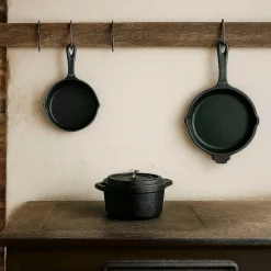 Freyersbacher Mini Cocotte 12x8,5 cm Gusseisen, Kleiner Emaille Topf | Oval, mit Brett und Tuch