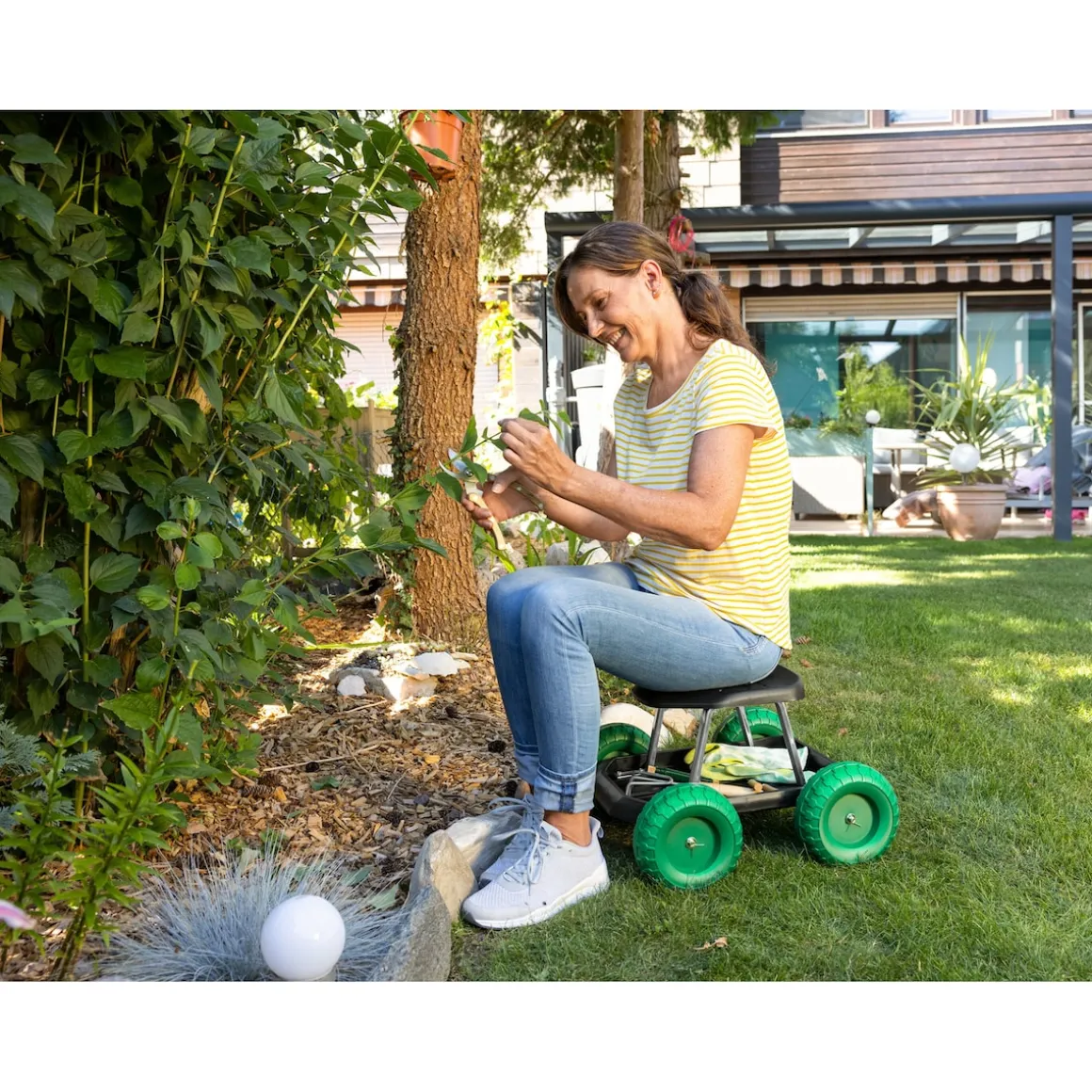 Rollsitz, fahrbarer Gartensitz mit Ablage, belastbar bis 130 kg