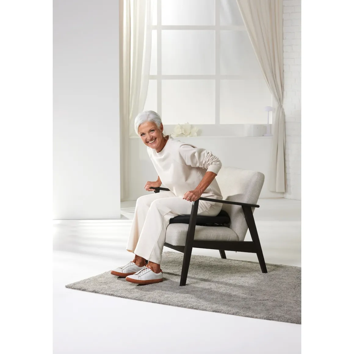 Sitzkissen mit Aufsteh- und Hinsetzhilfe schwarz