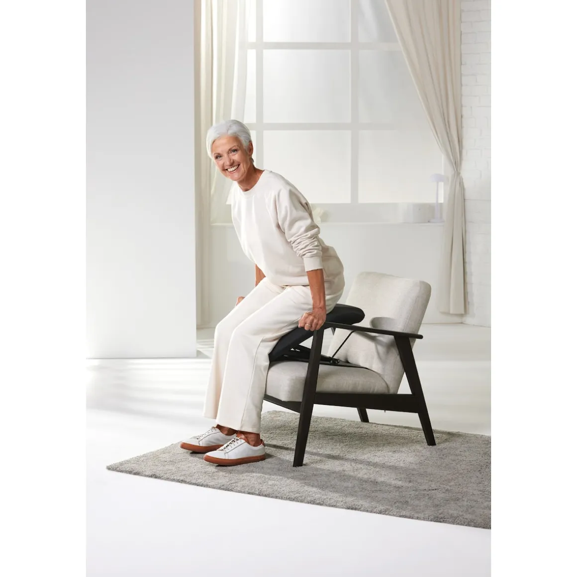 Sitzkissen mit Aufsteh- und Hinsetzhilfe schwarz